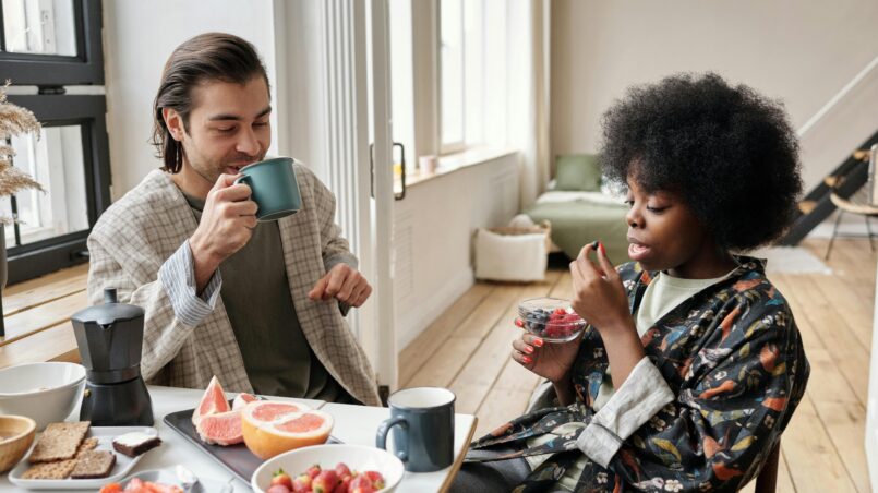 couple-enjoying-breakfast-together